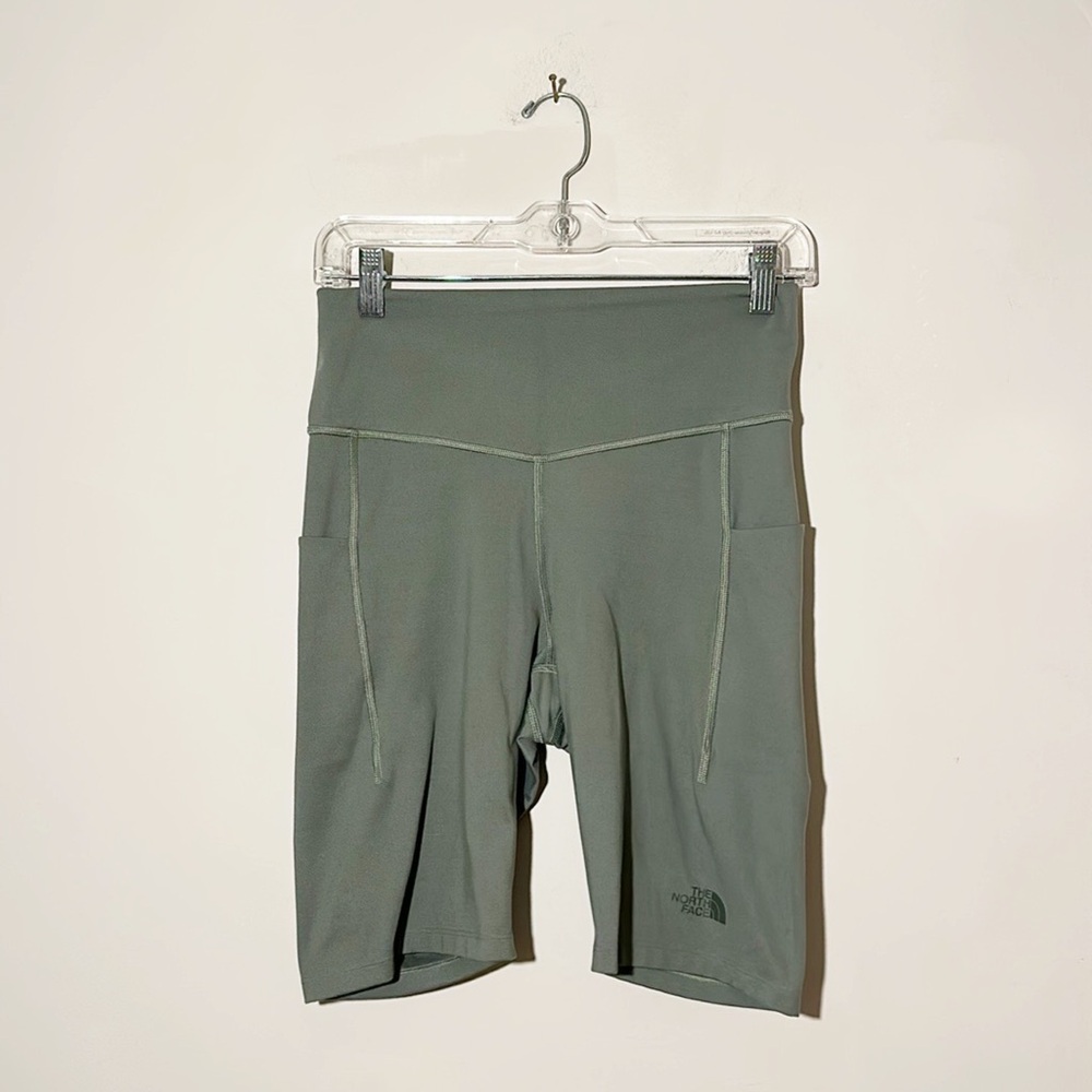 The North Face High Rise Logo Pocket Athletic Workout run walk shorts women sz L